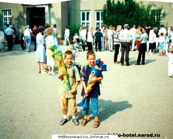 aici erau la inceputu sau sfarsitu scoli? poze cu gemeni cd erau micuti