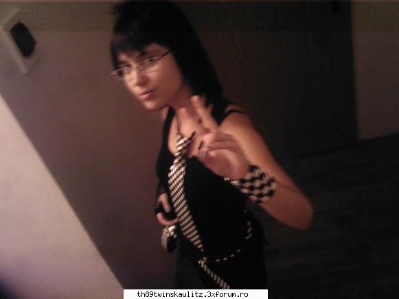 Emo_kid - Pey ce sa zic despre mn sunt emo ,am 14 ani,urasc - *W E L C O M E*