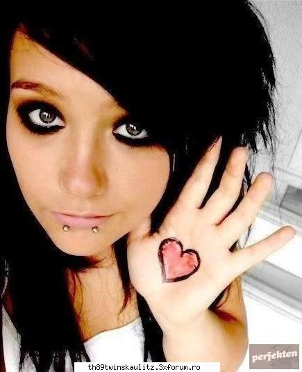 Love XD - personajele: Deea(eu) ,vesela,cauta marea - *F A N~F I C U R I*