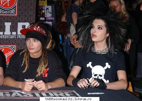Pics with twins - !~!amy_love_tom!~! - T W I N S