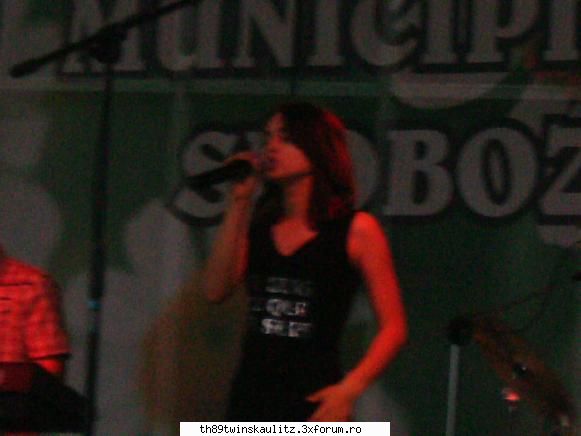 den!s@D....despre mine - si inca o poza cu mine pe scena la spectacol(in - *W E L C O M E*