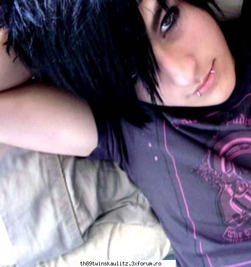 emo boy's - este unul dintre preferatzi mei dar nu jtiu cum - *E M O*