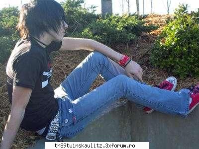 emo boy's - v pe el nush cu il cheama ...dar uitati poza - *E M O*