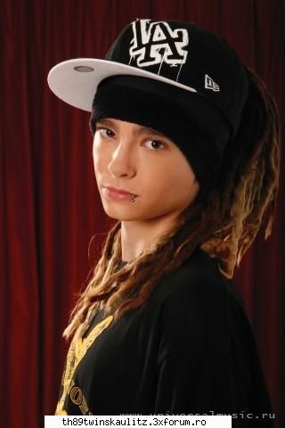 este identita! - *miha* - *F A N~F I C U R I*