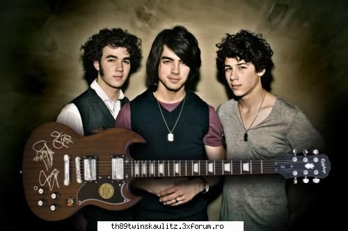 jonas brothers - mamy t adooooor :X:X:X trupa asta e asha tare ii - *A L T E~T R U P E*