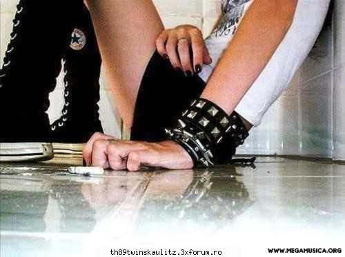la ce te gandesti acuma? - of....yo sunt trista in momentul asta... ma - *F A N~Z O N E*